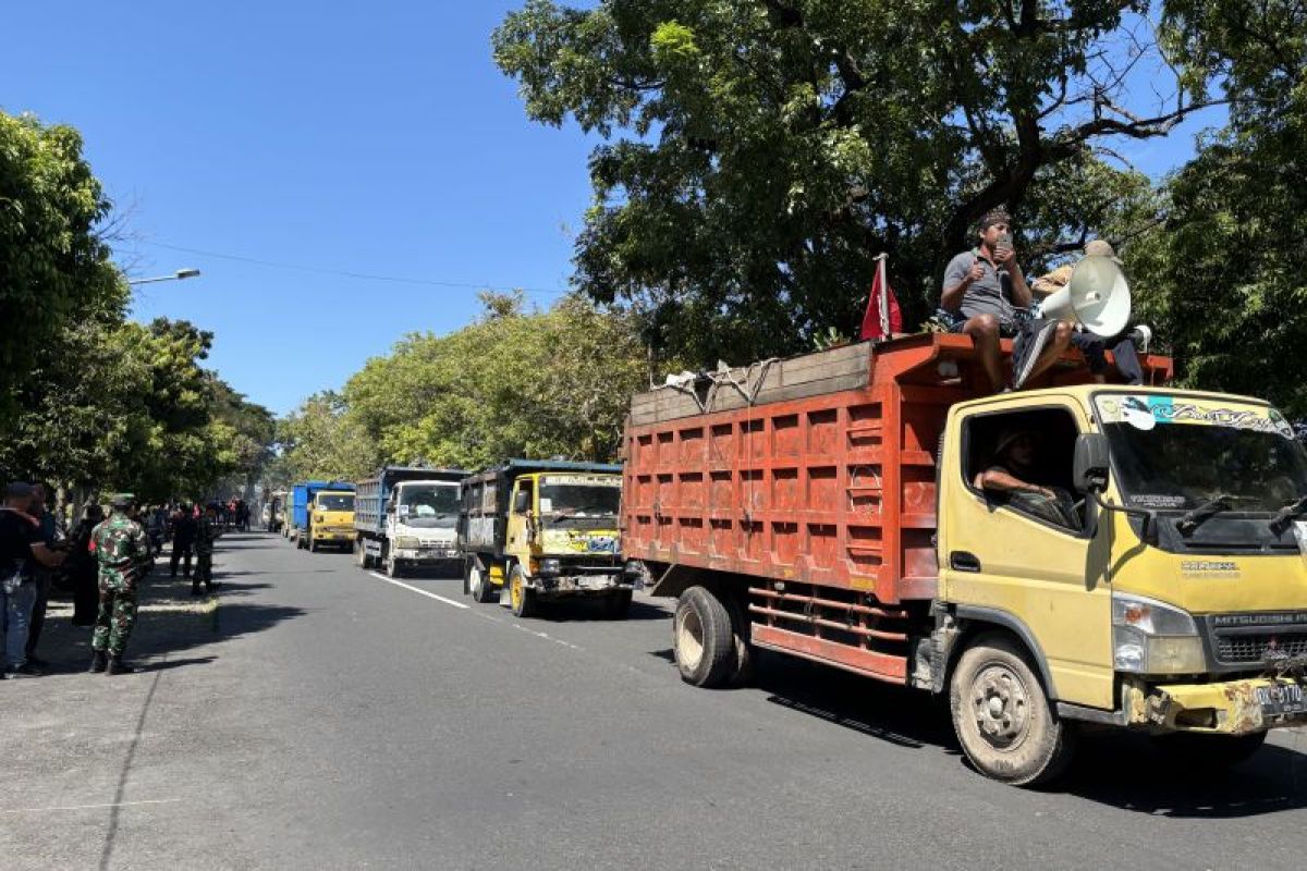 Bali Waste Workers Stage 400-Truck Rally Over Landfill Policy