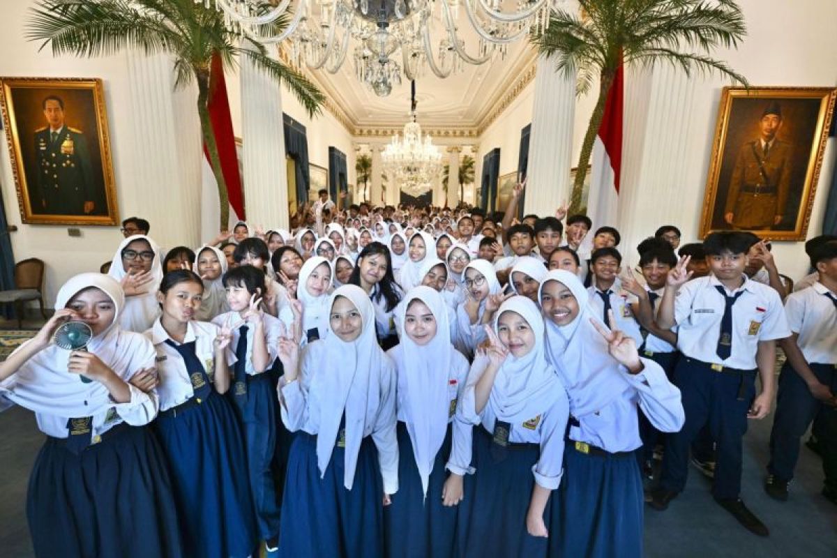 Students from SMPN 39 Jakarta explore the Presidential Palace, admire the art collection