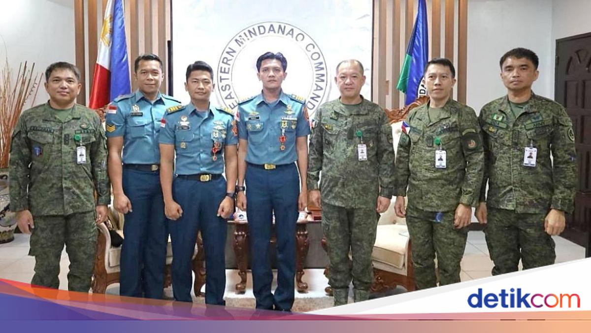 Three Indonesian Navy Personnel from ILO Receive Two Awards from Philippine Military