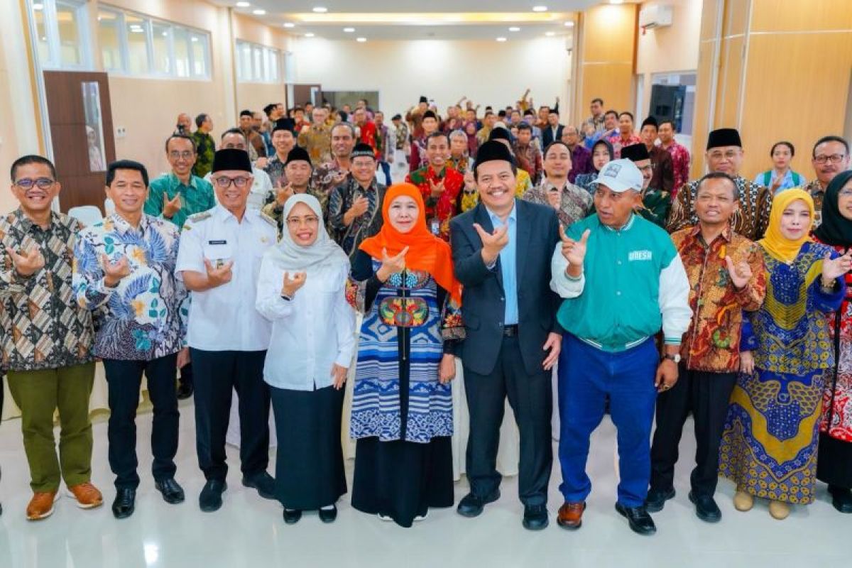 Khofifah urges state universities to collaborate on research to develop East Java