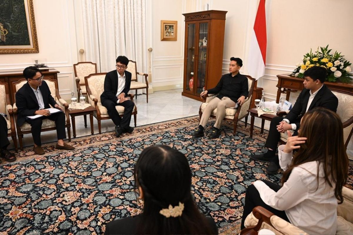 Gibran promotes inclusive AI literacy to face digital disruption