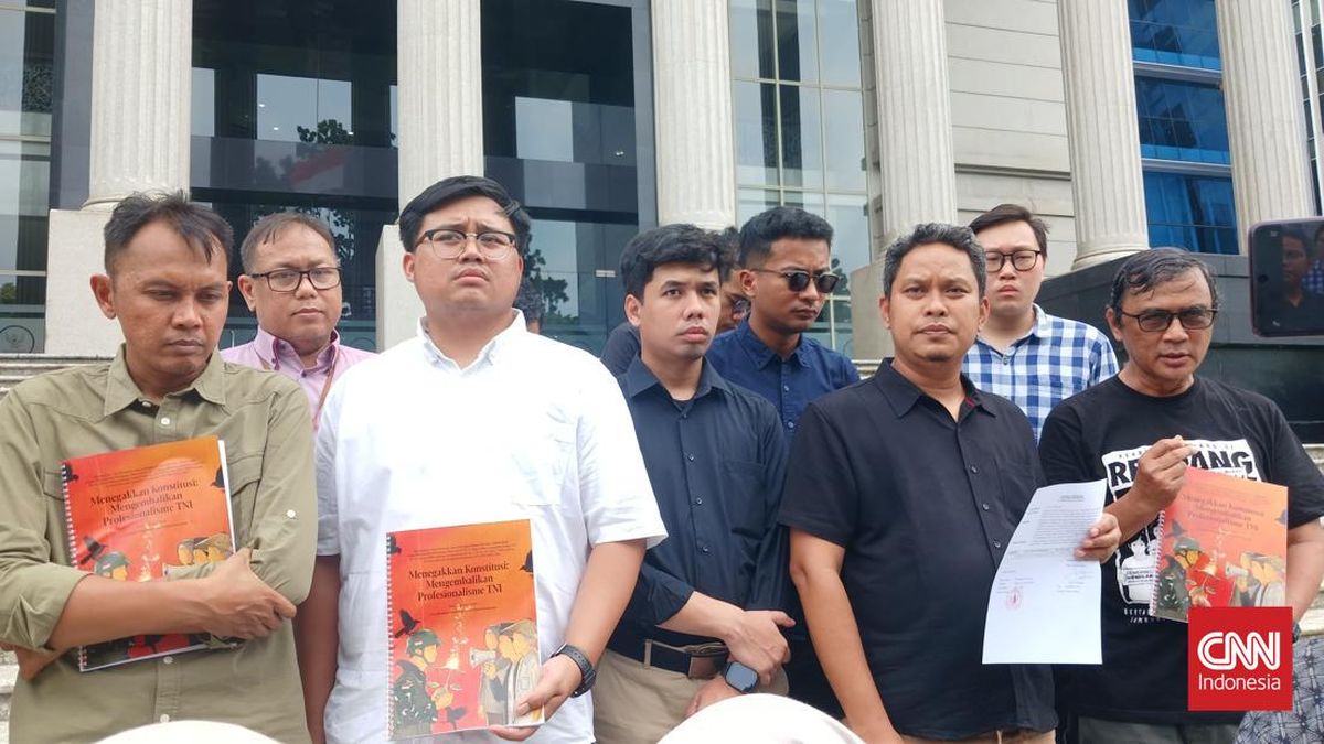 Advocacy Team for Security Reform Submits Conclusions of TNI Law Material Review to Constitutional Court