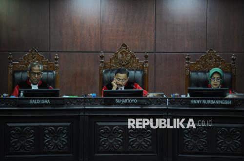 Constitutional Court Justices Grill Mobile Operators in Hearing on Internet Quota Expiry Lawsuit