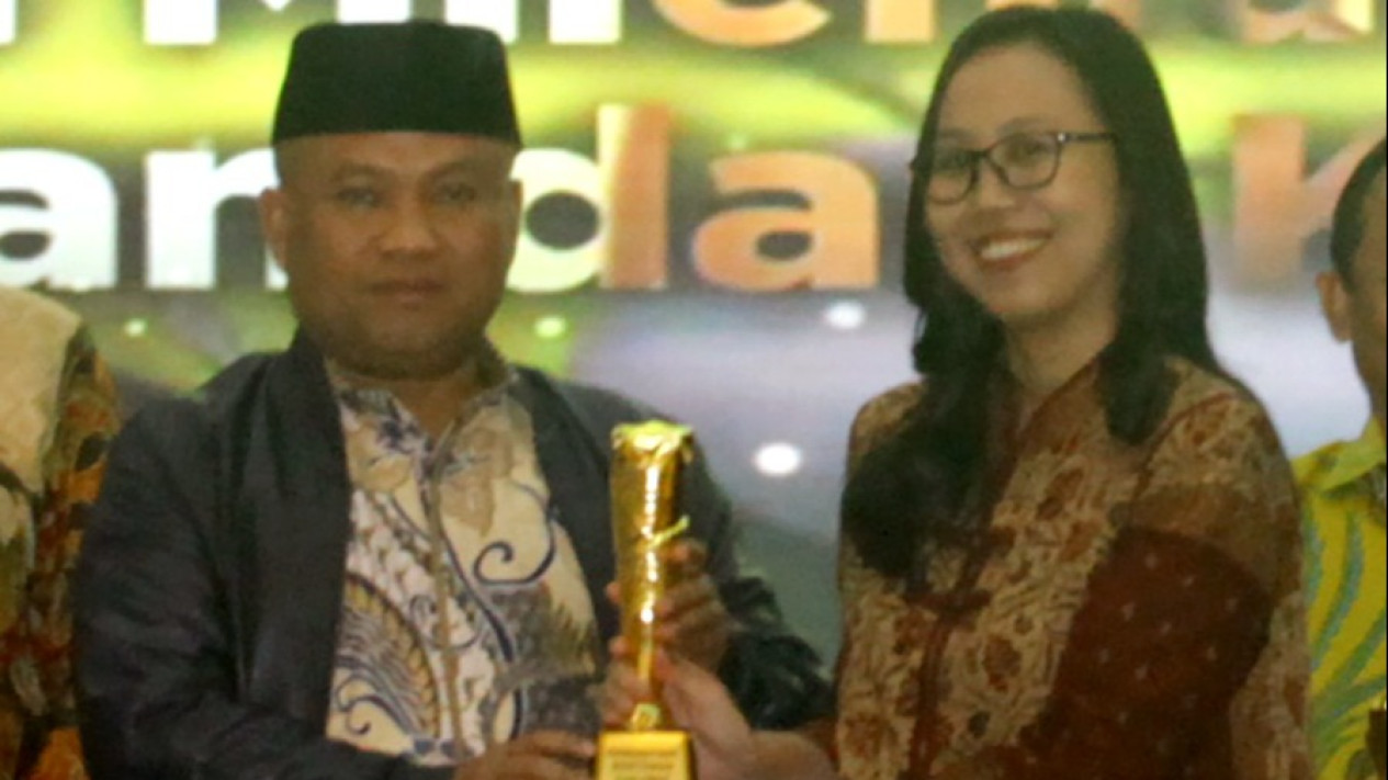 Deputy Chairman of DPR RI Commission XIII Sugiat Santoso Awarded Legislator Concerned with Human Rights Protection at KWP Award