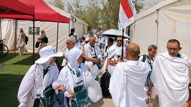 Hajj Pilgrims' Cigarette Allowance to the Holy Land Limited to This Amount