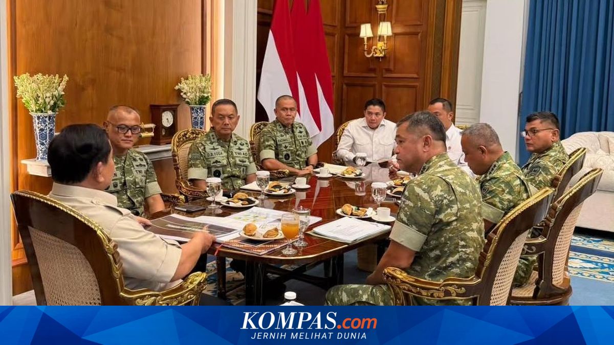 Army Chief Meets Prabowo at Palace, Reports on Bridge Construction and School Renovations