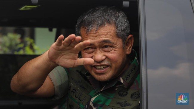 Army Chief Meets Prabowo at Palace, Reports on Bridges and School Renovations