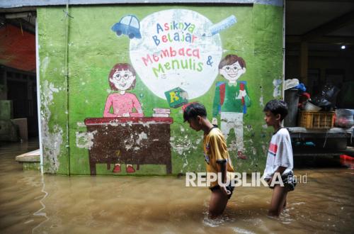 Floods Over One Metre Submerge Kebon Pala in East Jakarta This Morning
