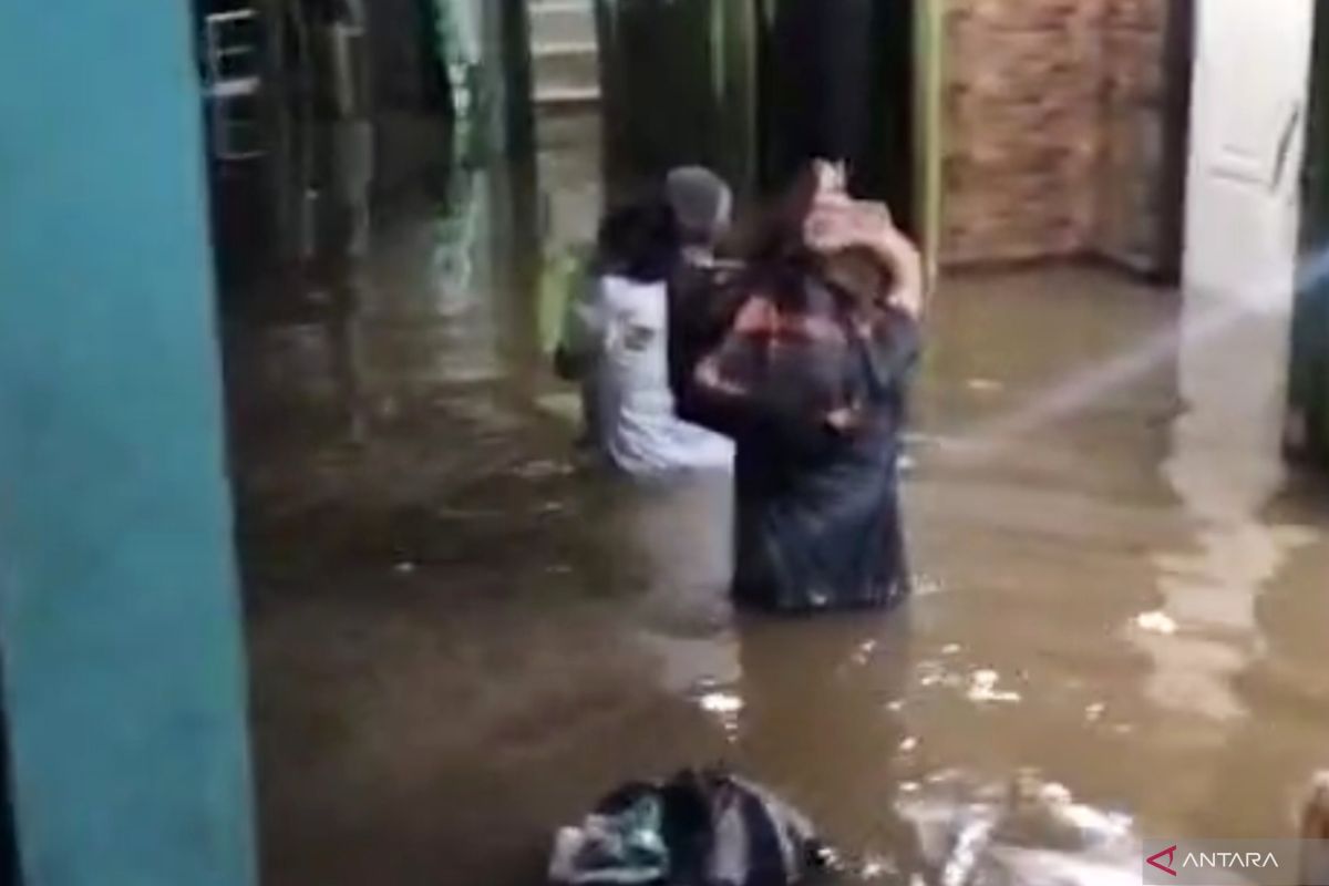 Ciliwung River overflows, flooding 21 neighbourhoods in South and East Jakarta