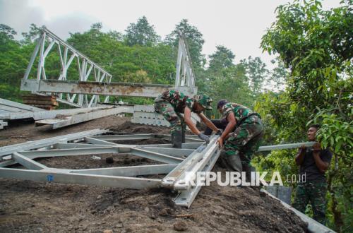 Cabinet Secretary Teddy States 300 Pioneer Bridges Completed in Just 3 Months, Result of TNI-PU Collaboration