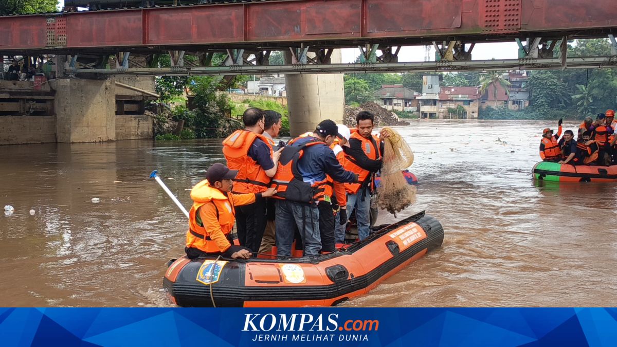 Riding a Rubber Boat, East Jakarta Mayor Directly Catches Plecostomus Fish in Ciliwung River