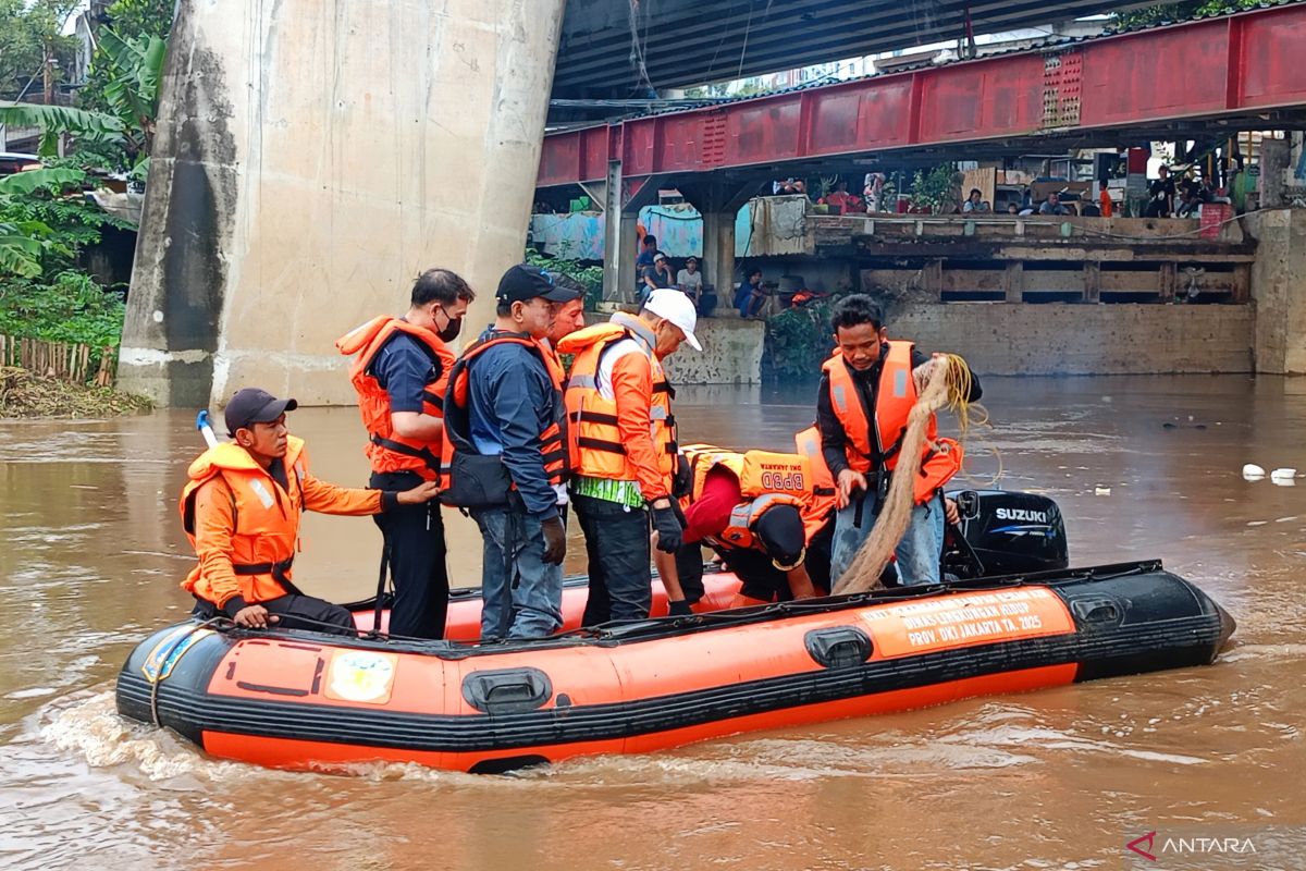 Jakarta East City Government Captures 763 kg of Plecostomus Fish in Simultaneous Operation