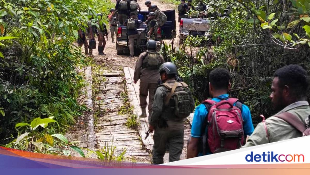 Bripka Alfred Returns 64 Maybrat Residents from the Forest to the Fold of the Republic of Indonesia