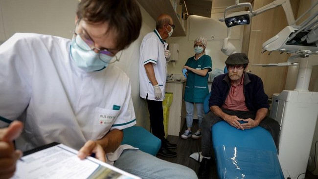 Medical and Law Graduates Said to Be Wasting Their Time