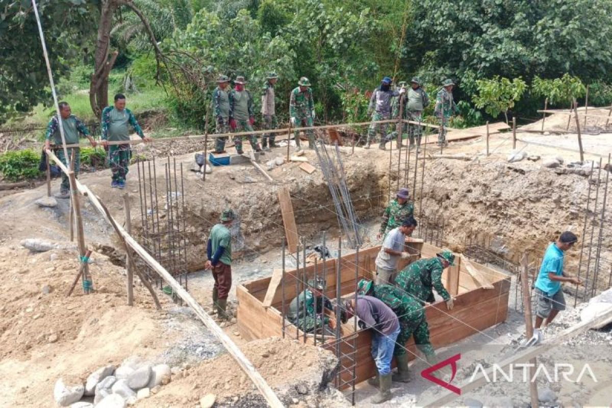 Indonesian Army Accelerates Construction of Suspension Bridge in Southeast Aceh