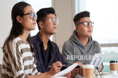 Don't Be a Spectator in the Startup World: It's Time for Students to Take the Lead