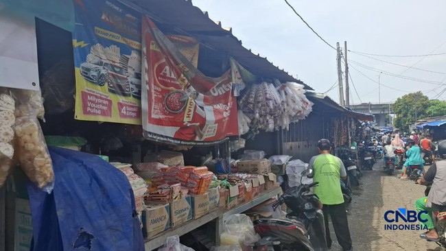 Chicken and Vegetable Vendors Left Dizzy by Surging Plastic Prices