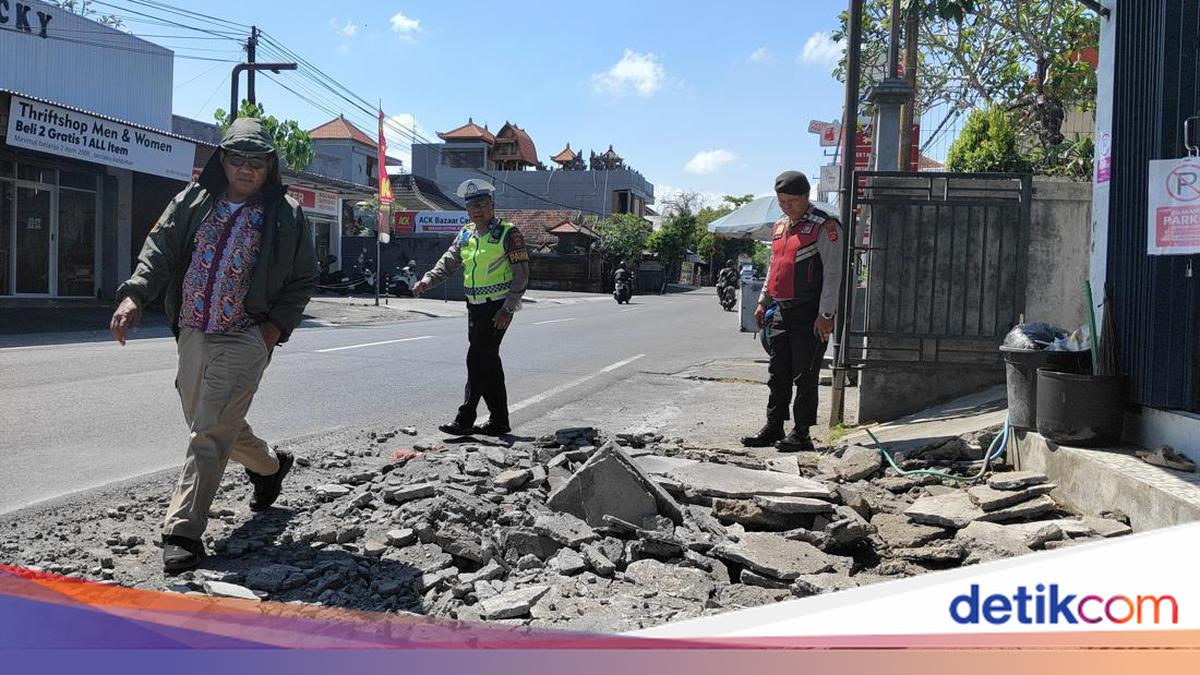 Sidewalk Concrete in Badung Suddenly Collapses, Explosion Heard