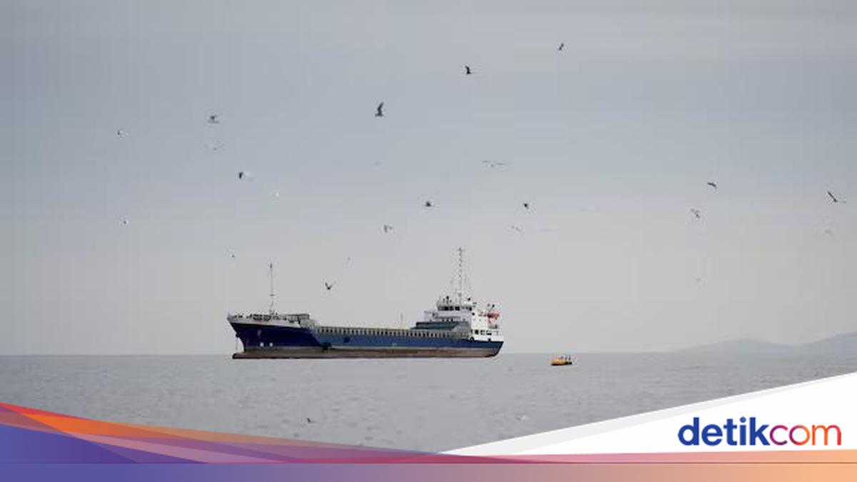 Iranian Tanker Ship Can Enter Gulf via Strait of Hormuz Despite US Blockade