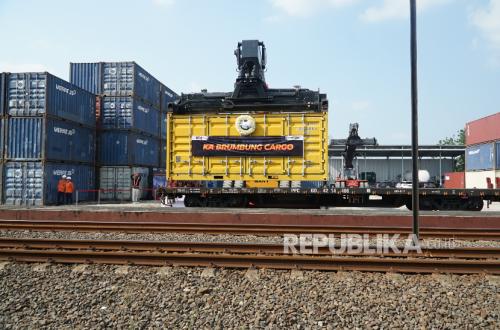 PT KAI Officially Launches Brumbung Cargo Train Operations on Demak-Jakarta Route