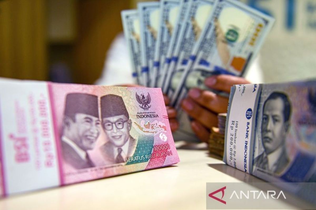 Rupiah weakens as S&P issues negative outlook on Indonesian bonds