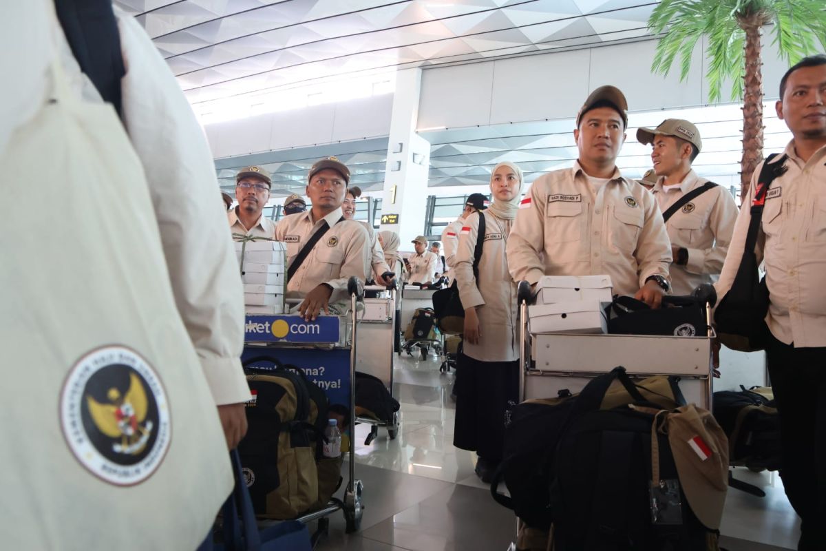 460 Hajj Officials Depart for the Holy Land Today