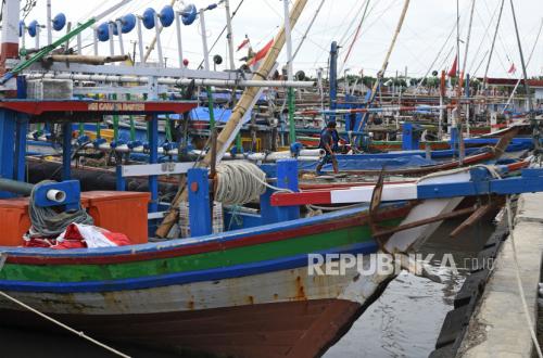 Fuel Supply Shortage Prevents Fishermen's Vessels in Cirebon from Setting Sail
