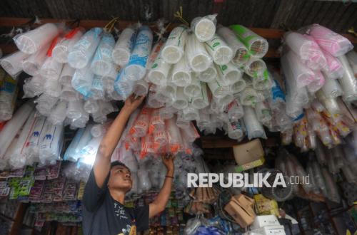 Supply of Plastic Industry Raw Materials Disrupted by War, Industry Minister Gathers Businesspeople