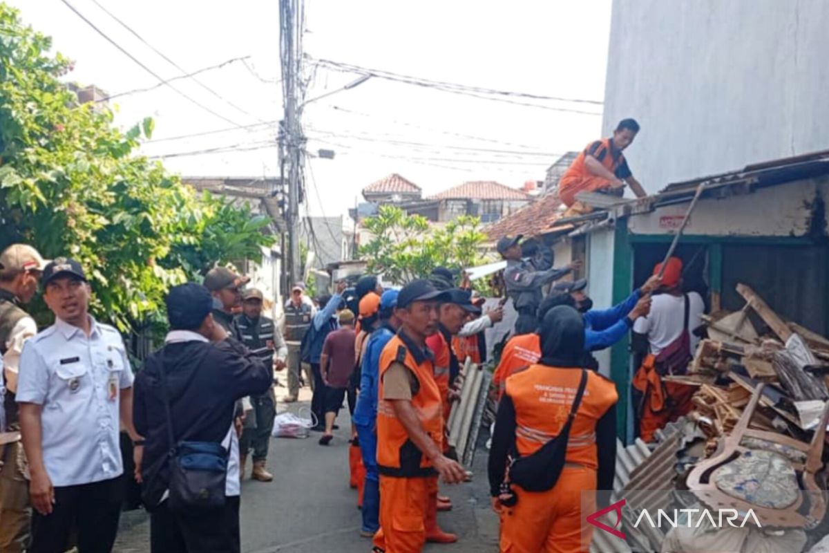 Jakarta East City Government Clears Illegal Structures for Smooth Water Channels