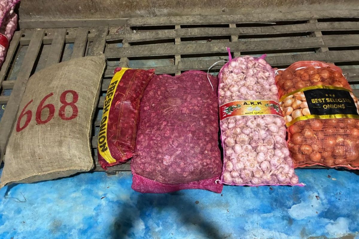 Polri's Smuggling Enforcement Task Force Busts Illegal Import of Onions and Chillies