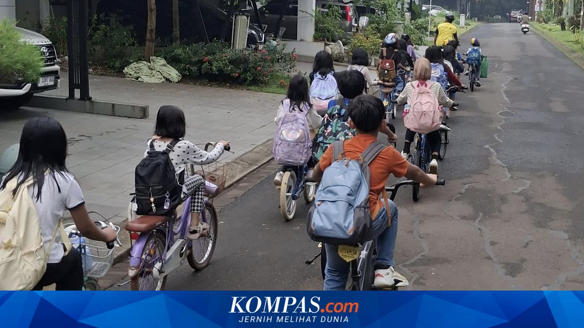 Children Cycling to School, Bike2School Community Highlights Tangsel Infrastructure Shortcomings