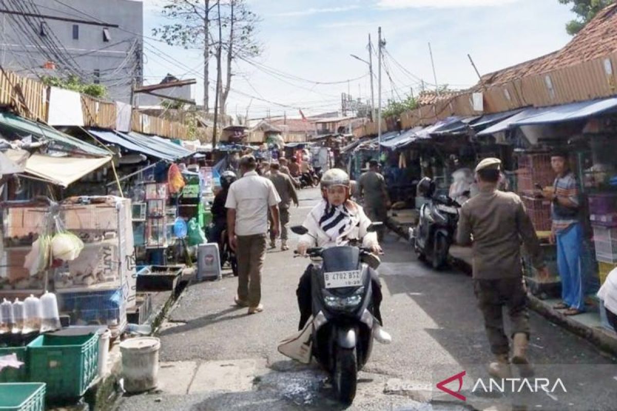 Joint officers crack down on 43 street vendors causing traffic jams in Jatinegara