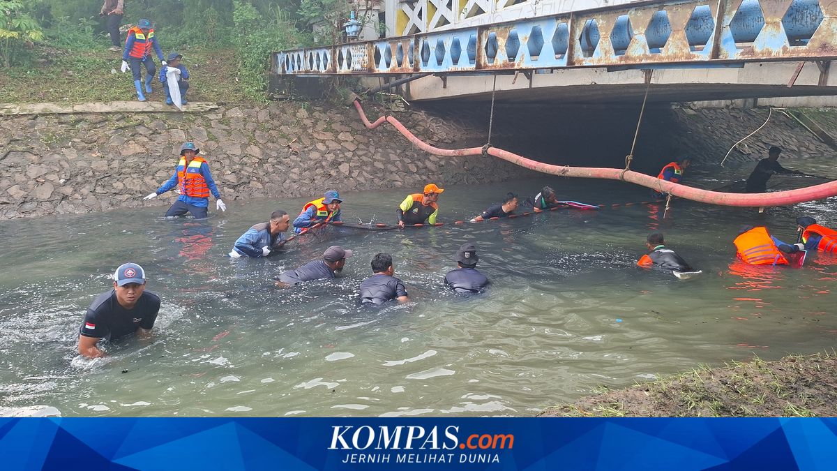 Officers' Story of Raiding the Janitor Fish Den in Semanan River, West Jakarta, Triggering Revetment Damage
