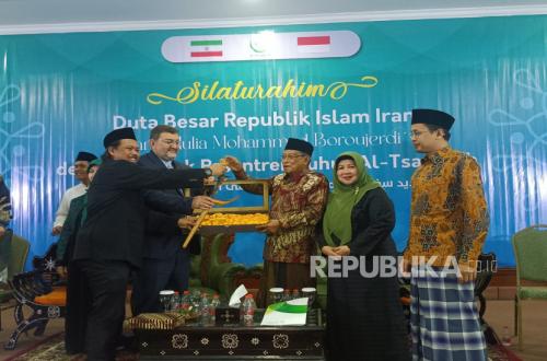 Kiai Said Presents Keris to Iranian Ambassador, Symbol of Solidarity from 14 Islamic Organisations Against Zionism