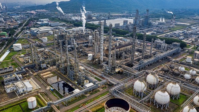Oil Prices Plummet 10%, Lowest in a Month After Hormuz Strait Opens