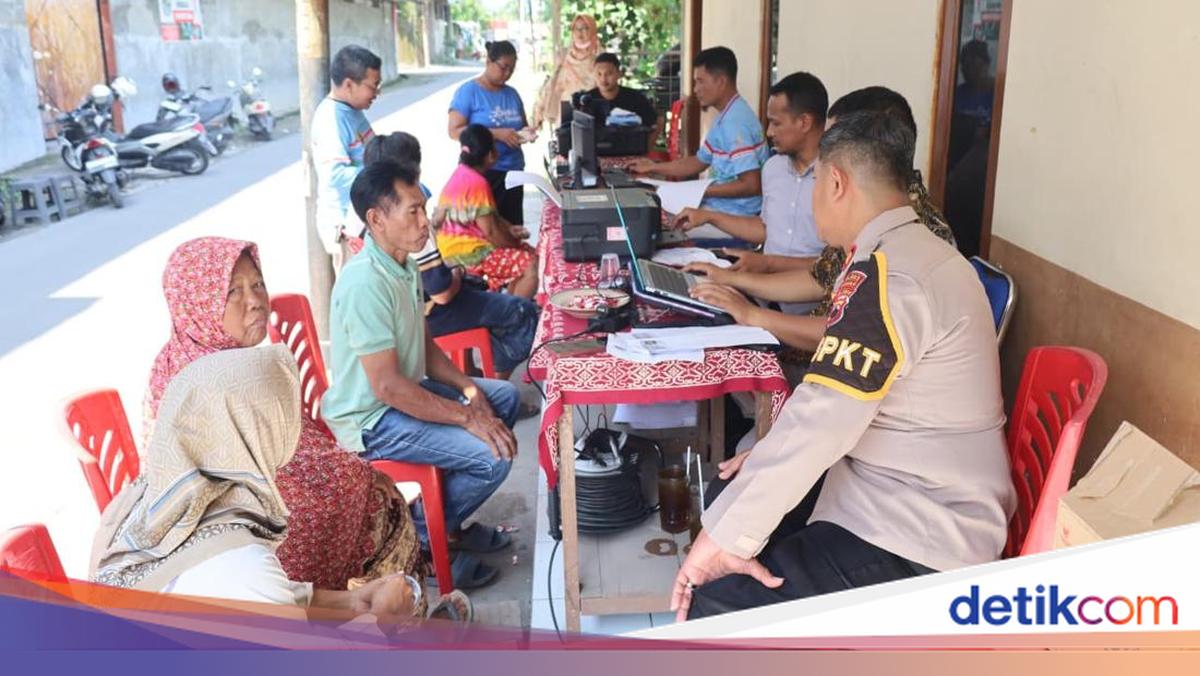 Police Take Initiative to Assist Flood-Affected Residents in Sukoharjo with Document Processing
