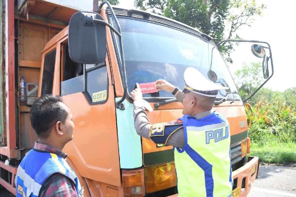 Jasamarga cracks down on 32 ODOL vehicles on Belmera Toll Road in North Sumatra