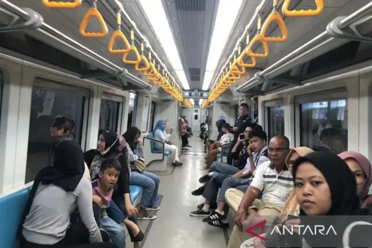 LRT Sumsel adds 98 trips to support 'Car Free Night' in Palembang