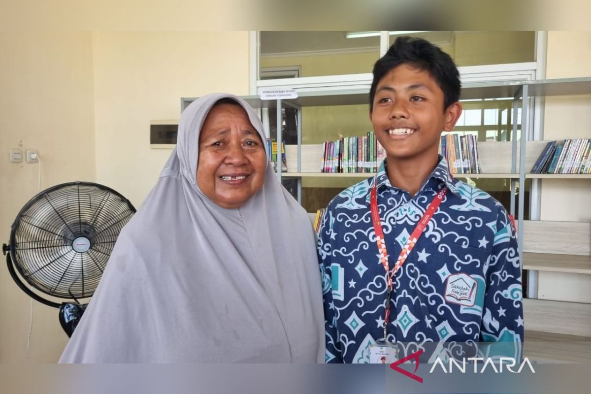 Fatherless child achieves success through Probolinggo People's School