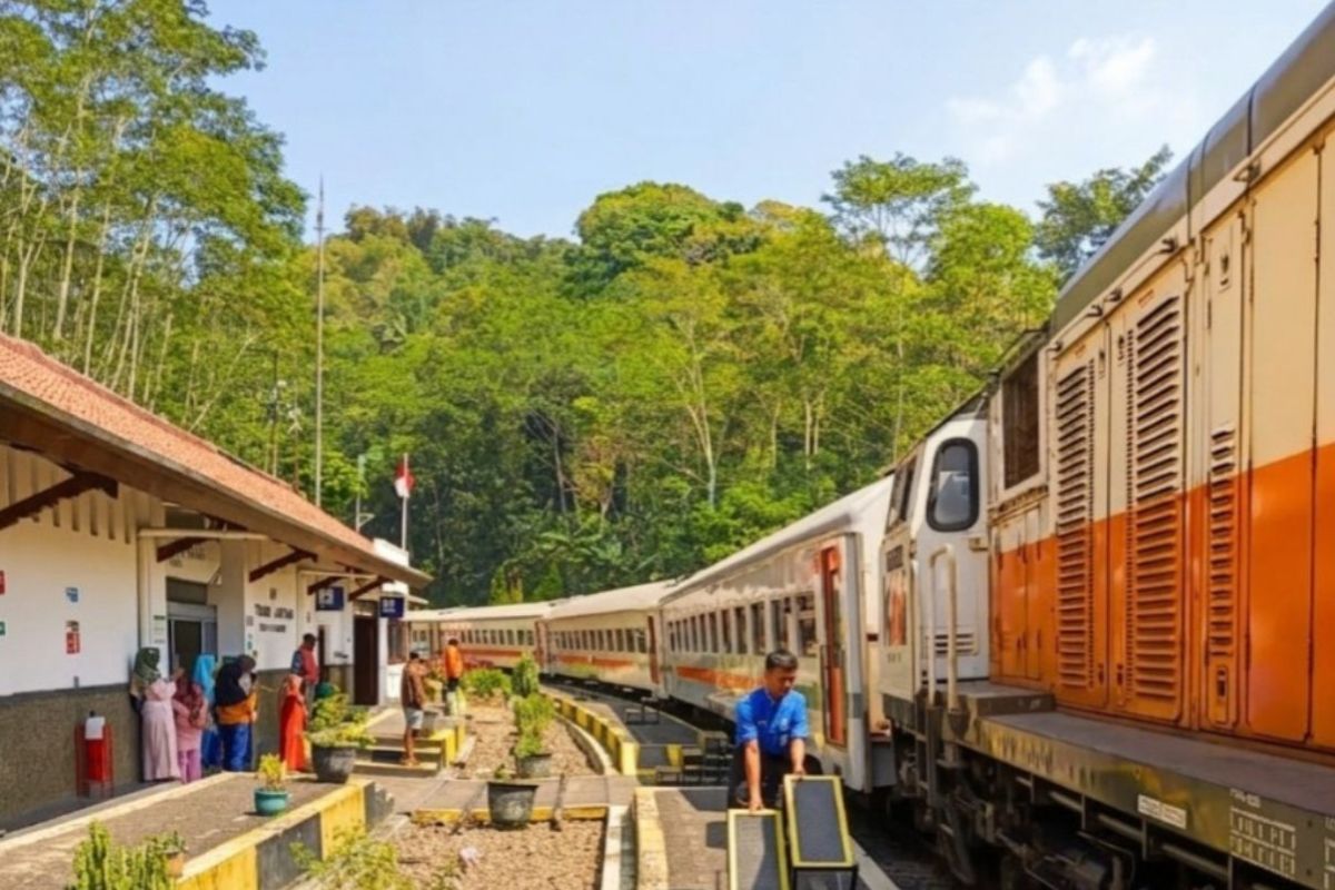 Lampegan Station, A Small Point Keeping Journeys Connected