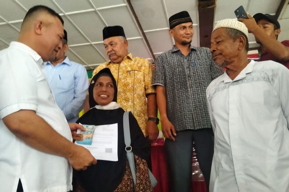 Regent distributes second phase of livelihood guarantee aid to flood survivors in North Aceh