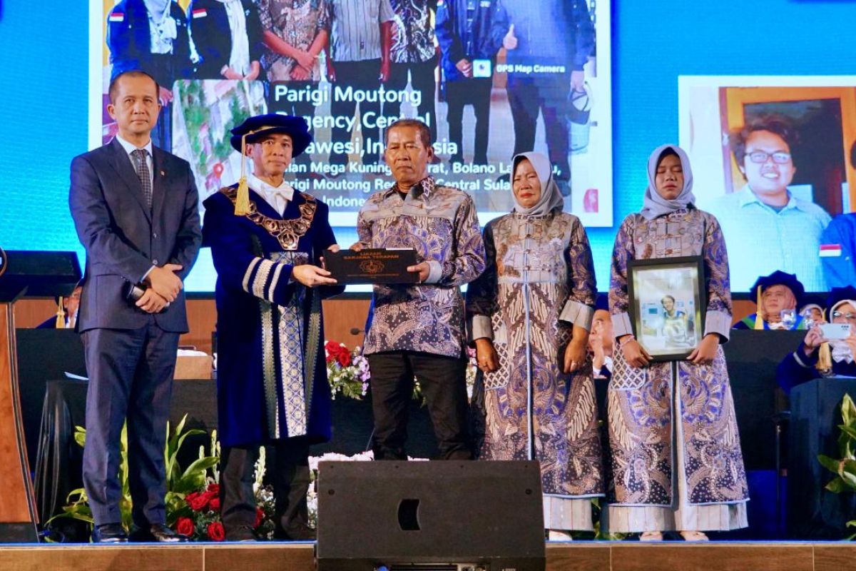 Minister of Transmigration Hands Over Late Patriot Graduate's Diploma to ITS