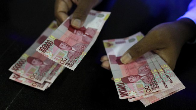 Indonesia's First President Complains That His Salary Is Insufficient, Has to Borrow from Aide
