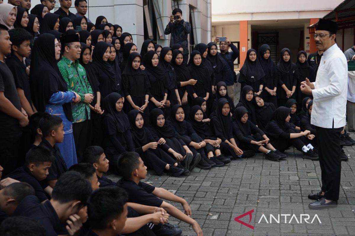 Government Targets 100,000 Students in People's Schools by 2027