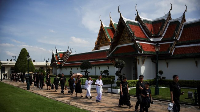 Thai Prince Becomes a Gardener in Bandung, His Reason is Heartbreaking