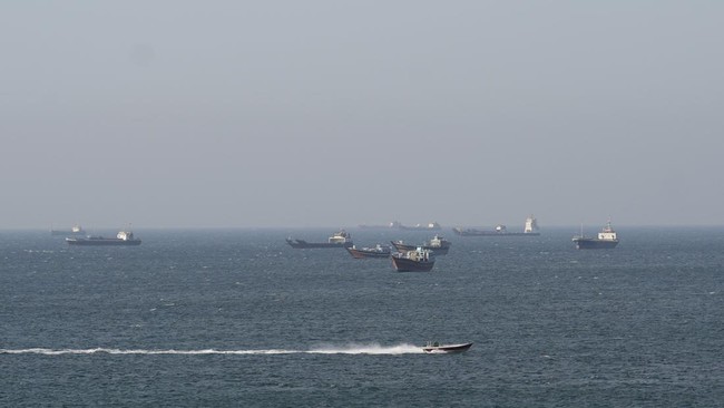 Strait of Hormuz Heats Up Again, Tanker Ship Targeted by Shooting