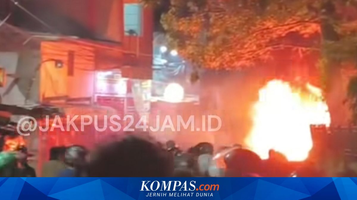 Three-Day Clashes in Tanah Abang, Throwing Firecrackers and Burning Fruit Carts
