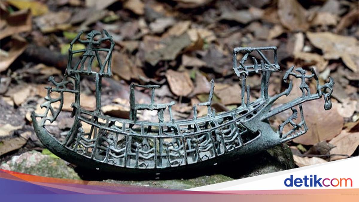 The Mystery of Jong Dobo, a Ship Artefact in the Middle of Sikka Forest