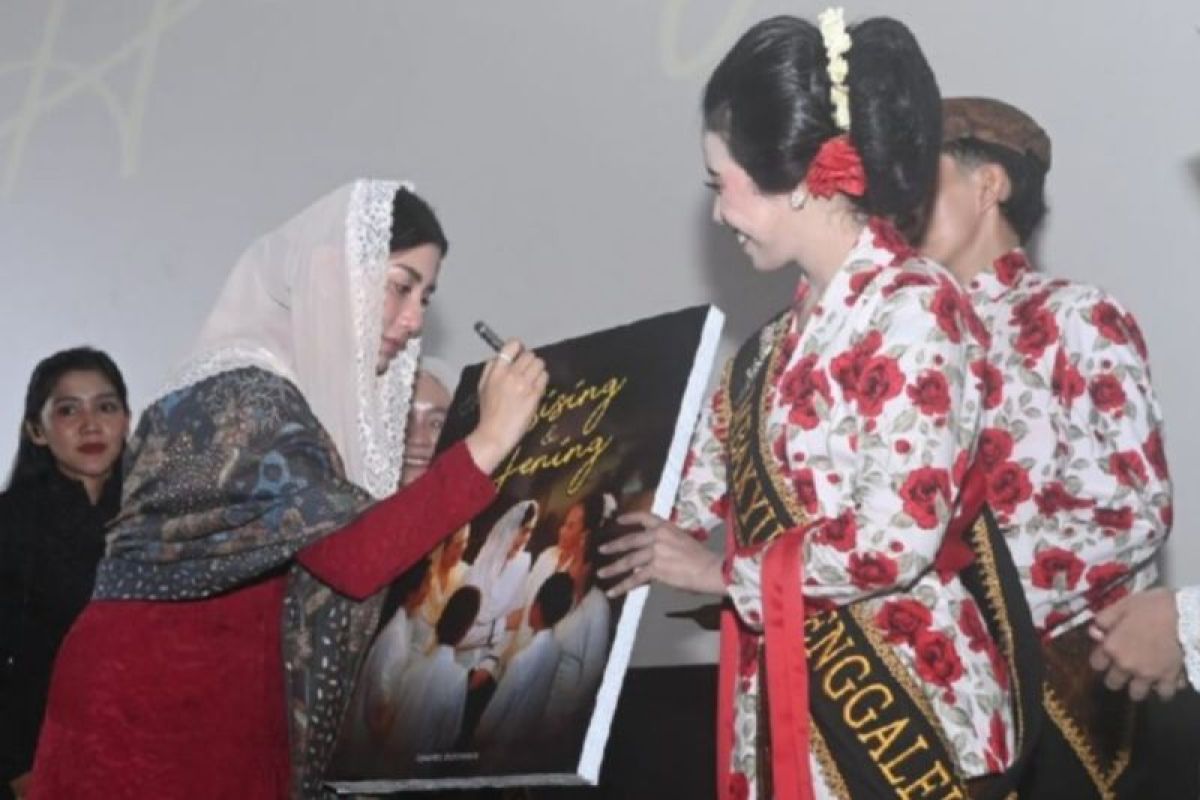 Legislator urges women to transform life's challenges into impactful works