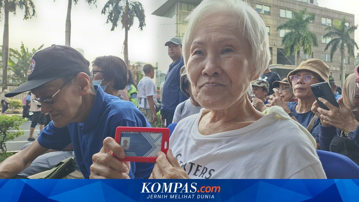Elderly Enjoy Free Transjakarta Card: Free from Traffic Jams and Cost Savings